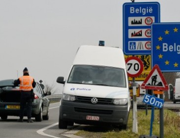Belgian police return migrants to France… and are arrested