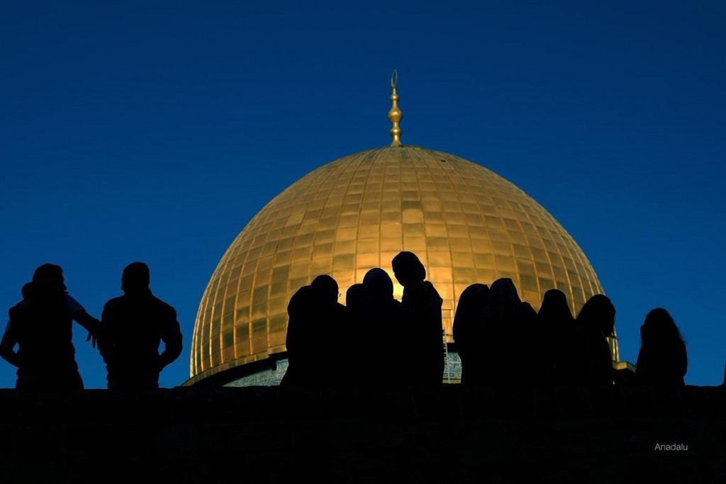 al-aqsa-mosque-close-up-shadow-of-prating-muslims