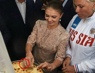 Daily Mail показала Кабаеву с «детьми Путина»