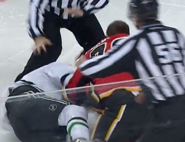 NHL PLAYERS START THROWING RIGHT HOOKS AFTER ROUGH HIT