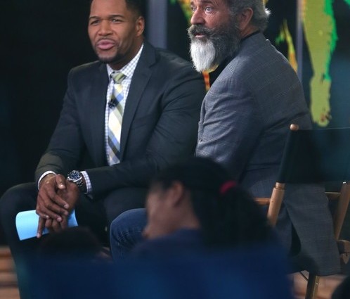 Michael Strahan Gets Chummy with Mel Gibson