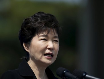 South Korean President Park Geun-hye offers to resign over corruption scandal