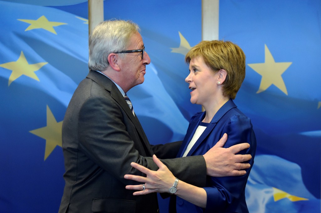 Scotland's First Minister Nicola Sturgeon is welcomed by European Commission President Jean-Claude Juncker ahead of a meeting at the EC in Brussels, Belgium, June 29, 2016. REUTERS/Eric Vidal