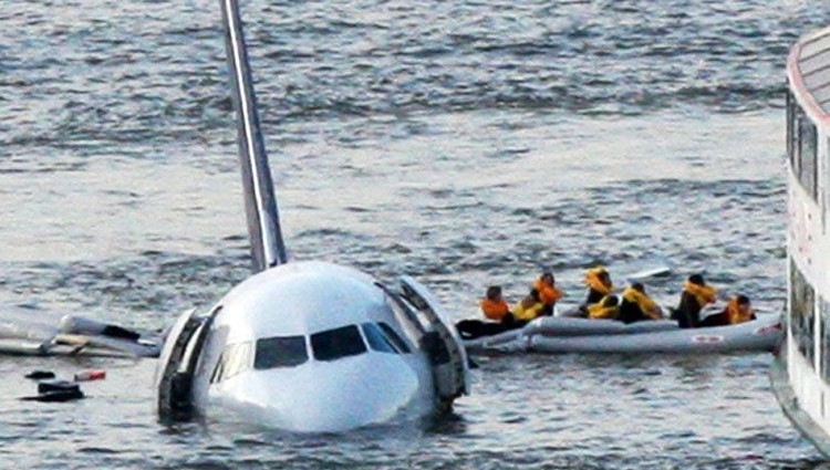 На авиашоу в Австралии самолет упал в реку, есть погибшие (ВИДЕО)