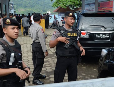 В Индонезии прогремел взрыв в правительственном здании, сообщается о перестрелке