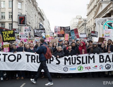 «Поставим расиста на место»: в Лондоне разразился многотысячный протест из-за визита Трампа, опубликованы фото