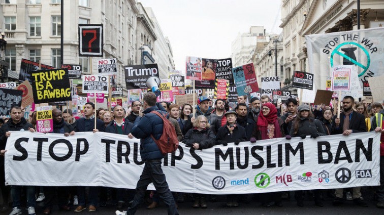 «Поставим расиста на место»: в Лондоне разразился многотысячный протест из-за визита Трампа, опубликованы фото