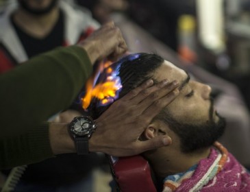 Креативный парикмахер поджигает волосы клиентов, чтобы их выпрямить (ФОТО)
