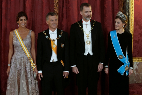 Бесстыдная: жена президента Аргентины засветила грудь в наряде с глубоким декольте (ФОТО)