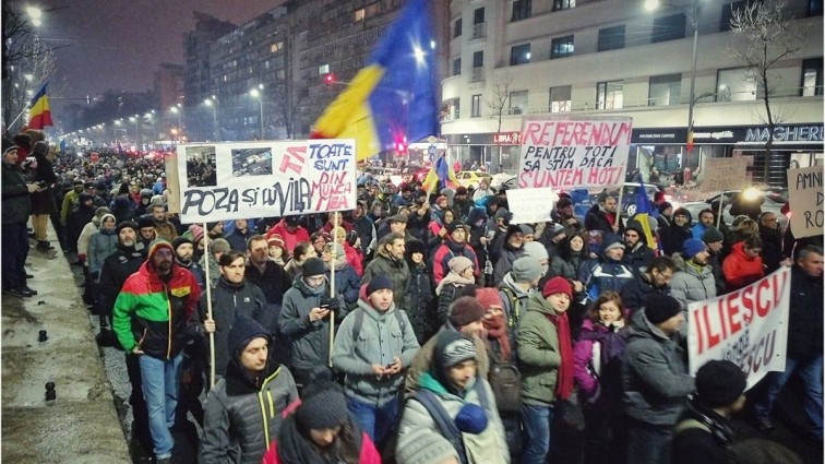 Протесты в Румынии: власти отменили «коррупционный» закон