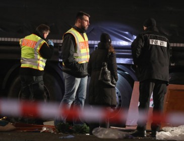В Германии вооруженный водитель специально наехал на людей: есть пострадавшие