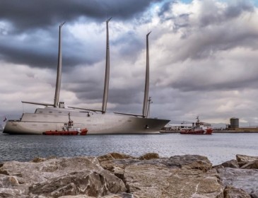 На Гибралтаре арестовали крупнейшую в мире яхту российского олигарха (ВИДЕО)