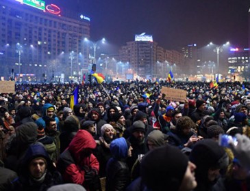 В центре Бухареста митингуют 80 тысяч человек