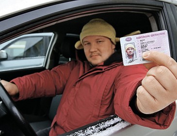 Голландцу не выдали водительские права через дуршлаг на голове (ФОТО)