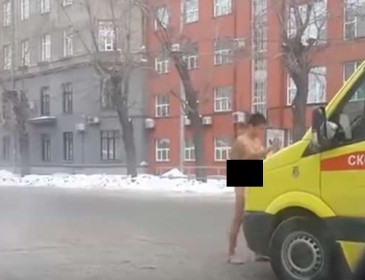 Не каждый день такое увидишь! В Новосибирске голый мужчина напал на «скорую помощь» (ВИДЕО)