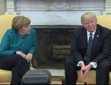 Трамп проигнорировал Меркель, предложившую ему пожать руку (ВИДЕО)