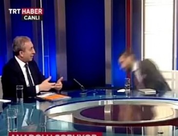 Ведущий турецкого телеканала упал в обморок в прямом эфире