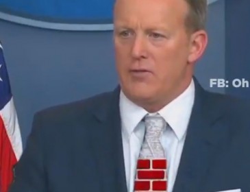 Зеленый галстук пресс-секретаря Белого дома превратился в экран для мемов (ВИДЕО)