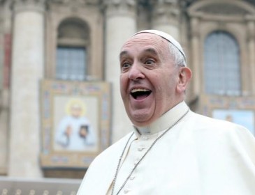 Зачем девочка «свиснула» шапочку у Папы Римского, вы будете шокированы узнав правду!