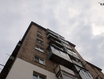 В Питере 16-летняя девушка сорвалась с балкона, на котором ее запер отец