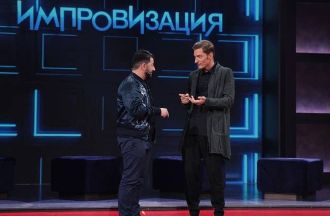 Михаилу Галустяну дали взятку в эфире шоу