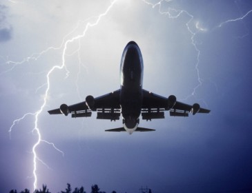 В Питере молния «подбила» сразу два самолета