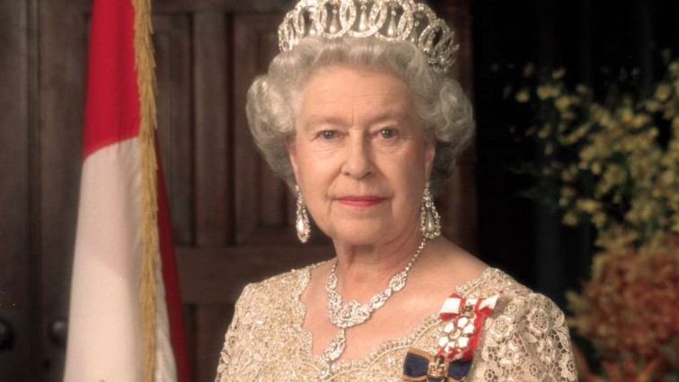 Королевский биограф раскрыла секрет для чего королева Елизавета всегда носит сумочку