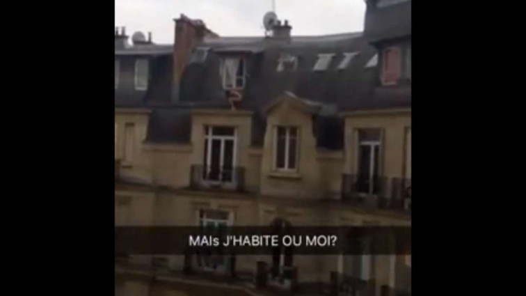 Попался, голубчик: во Франции голый молодой человек скрывался на фасаде здания (ВИДЕО)