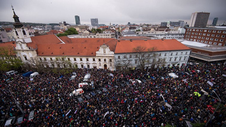 В Словакии школьники организовали многотысячный митинг