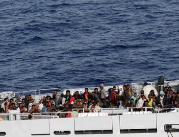 В Средиземном море тонут беженцы на большом корабле