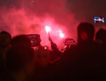 Тысячи человек вышли с протестами на улицы Стамбула(ФОТО)