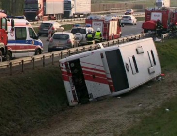 В Польше перевернулся туристический автобус: десятки пострадавших(ФОТО)