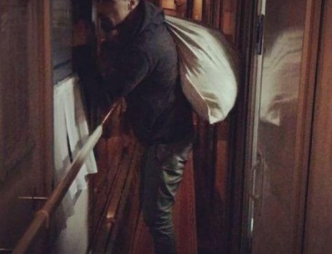 Дима Билан после концерта в Омске раздавал свежее бельё в поезде