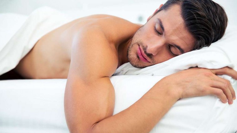 Почему людям полезно спать голыми