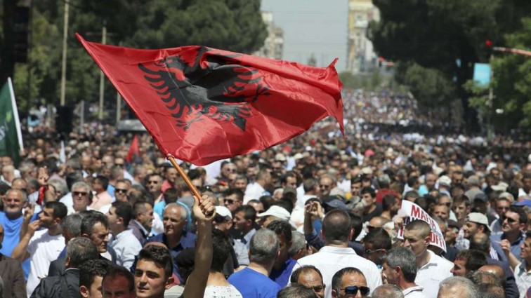 Беспрецедентные протесты в Албании: что требуют митингующие