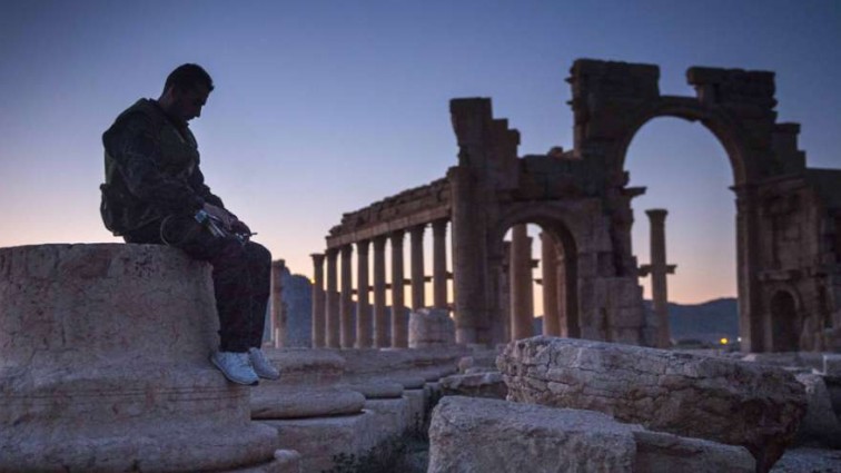 ИГИЛ разгромило уникальные древние статуи (фото)