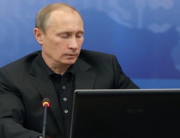 Путин поручил проверить безопасность интернета