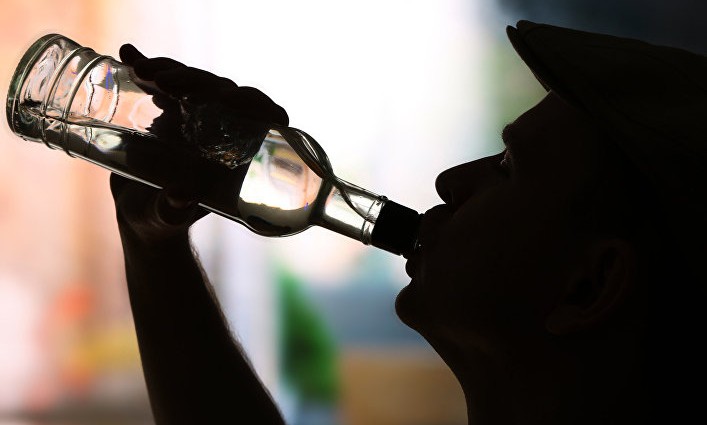 Пьет — значит любит: Почему страна уверенно держит первенство в  алкогольном чемпионате