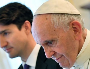 Премьер Канады потребовал извинений у Папы Римского