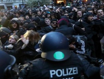 В Германии произошли массовые столкновения демонстрантов с полицией: Пиротехника и взрывы
