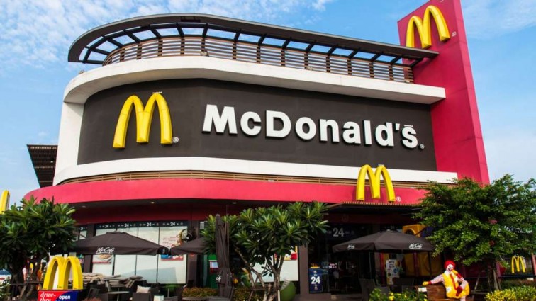 На вертолете в McDonald’s: как голодный мужчина сгонял за заказом (видео)