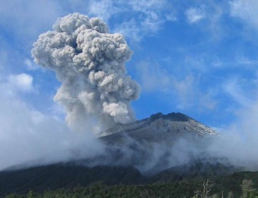 В Японии началось извержение мощного вулкана: впечатляющие кадры (видео)