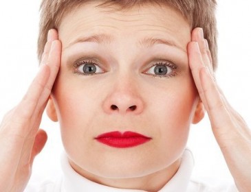 Медики объяснили причину появления головной боли по утрам