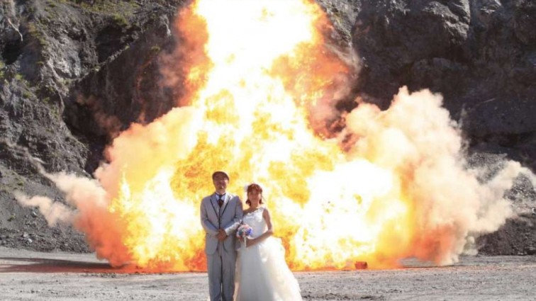 Такого вы точно не видели: Грандиозная свадебная фотосессия на фоне взрывов!