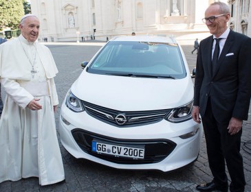 Opel подарил Папе Римскому электрокар