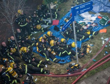 Фото дня: Лондонские пожарные, сутки тушившие небоскреб