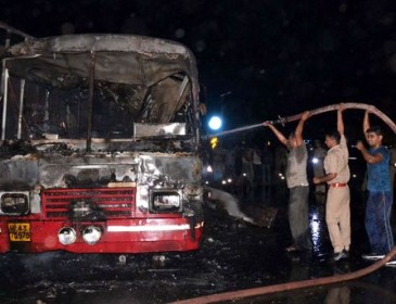 В Индии заживо сгорели 22 пассажира автобуса