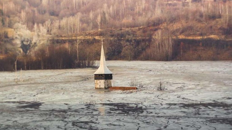 Румынская деревня утонула в токсическом озере: Ужасная причина и уникальные фото!