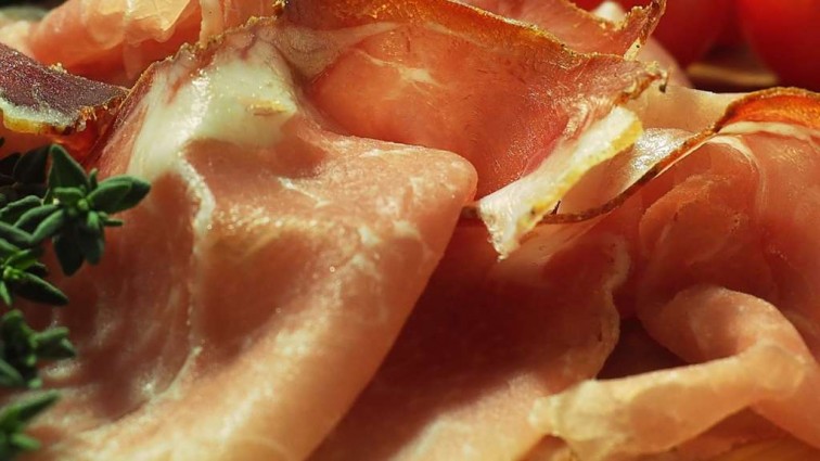 Французские супермаркеты убрали собачье мясо с полок после скандала!