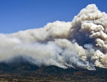 Срочно! В Италии горят склоны вулкана Везувий: началась эвакуация (фото)